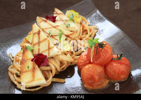 Houlumi grillé spaghetti avec repas plaqué Banque D'Images