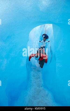 Randonneurs dans la caverne de glace, le glacier Perito Moreno, Parque Nacional Los Glaciares (zone du patrimoine mondial), Patagonie, Argentine, Amérique du Sud Banque D'Images