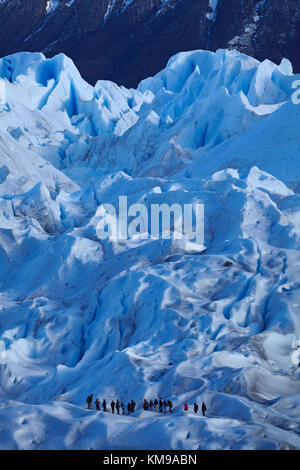 Randonneurs sur le glacier Perito Moreno, Parque Nacional Los Glaciares (zone du patrimoine mondial), Patagonie, Argentine, Amérique du Sud Banque D'Images