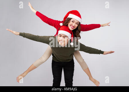 Le bel amour asian couple ayant le dos pour les vacances de Noël. Banque D'Images