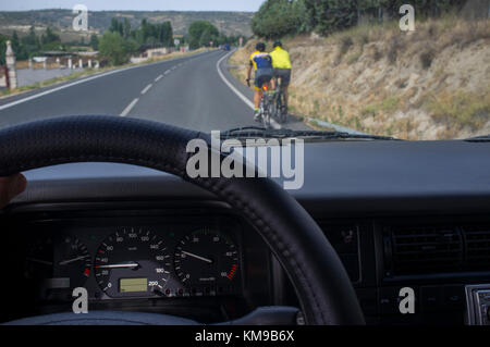 Conduire lentement derrière les cyclistes aux route locale. Vue depuis l'intérieur de la voiture Banque D'Images