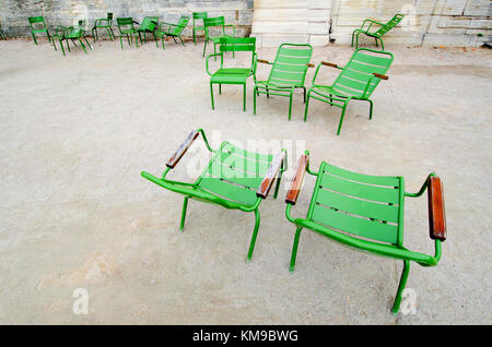 Paris, France. Jardin des Tuileries. Chaises d'extérieur vertes typiquement parisiennes Banque D'Images