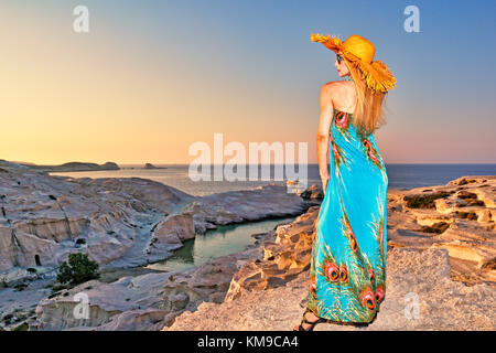 Jeune femme au coucher du soleil sur l'île de Milos sarakiniko, Grèce Banque D'Images