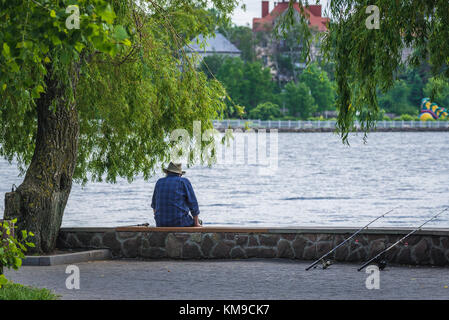 Pêcheur sur l'île dite d'Amour sur l'étang de Ternopil dans le parc de Taras Shevchenko dans la ville de Ternopil, centre administratif de l'oblast de Ternopil, Ukraine Banque D'Images