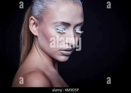 Portraits d'une jeune mannequin comme ice queen. Banque D'Images