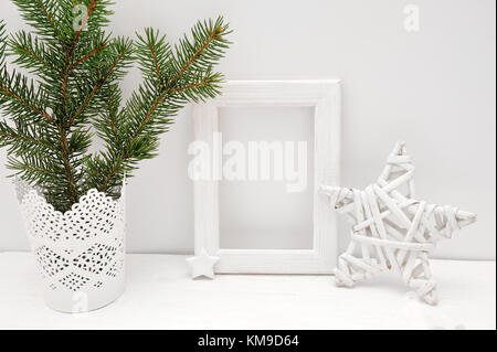 Cadre blanc de noël maquette avec arbre et star, flatlay on a white background, avec place pour votre texte Banque D'Images