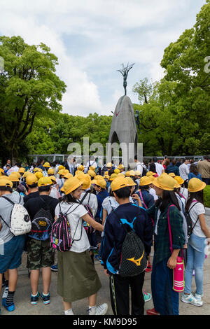 Hiroshima, Japon - 25 mai 2017 : les élèves rassemblement à la children's peace monument à Hiroshima Peace Memorial Park en mémoire de bombardement atomique vict Banque D'Images