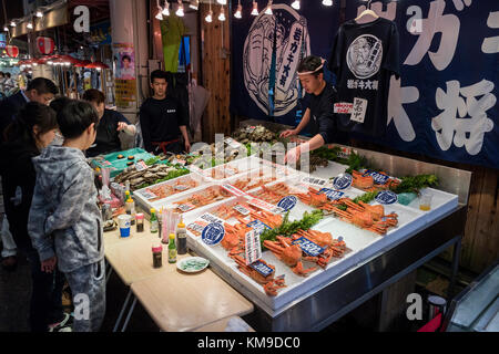 - Kanazawa au Japon, le 8 juin 2017 : des fruits de mer et crabes sont vendus au marché omicho Banque D'Images