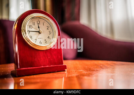 Horloge en bois à l'ancienne dans le style vintage boudoir ambiance - passer le temps concept Banque D'Images