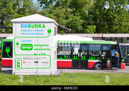 Dobíjení elektroautobusů, Želivského, Praha, Ceska republika / Ecology bus electromobile station de charge sur le parking, quartier Žižkov, Prague, cz Banque D'Images