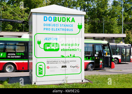 Dobíjení elektroautobusů, Želivského, Praha, Ceska republika / Ecology bus electromobile station de charge sur le parking, quartier Žižkov, Prague, cz Banque D'Images
