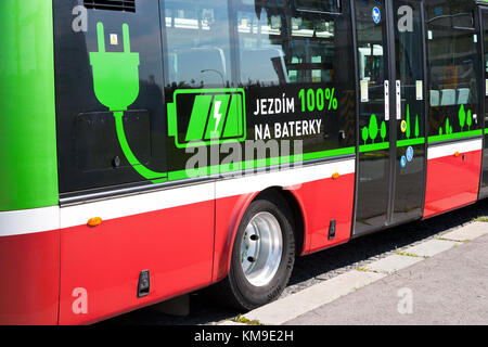 Dobíjení elektroautobusů, Želivského, Praha, Ceska republika / Ecology bus electromobile station de charge sur le parking, quartier Žižkov, Prague, cz Banque D'Images