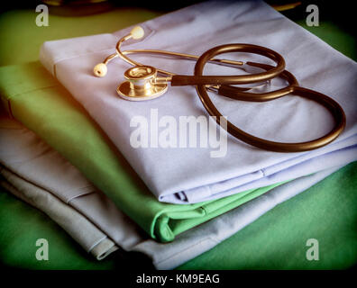 À propos de stéthoscope infirmière bleu et vert uniforme dans un hôpital, conceptual image Banque D'Images