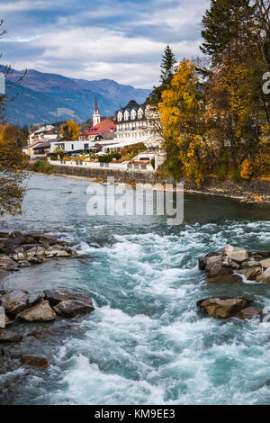 La rivière Drava avec feuillage automne à Lienz, le Tyrol, l'Autriche, l'Europe. Banque D'Images