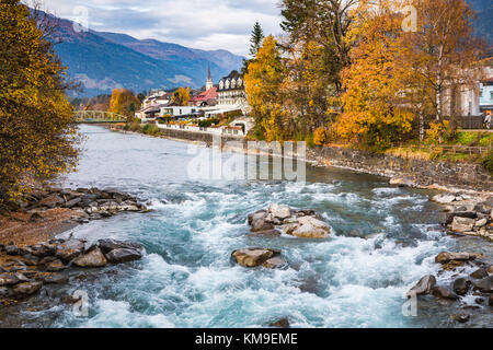 La rivière Drava avec feuillage automne à Lienz, le Tyrol, l'Autriche, l'Europe. Banque D'Images