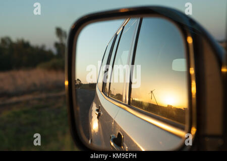 Vue du coucher de soleil dans une voiture wing mirror, Kgalagadi Transfrontier Park, Afrique du Sud Banque D'Images