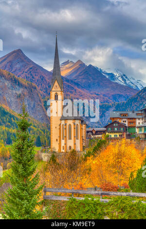 L'église de St Vincent, à Heiligenblut, le Tyrol, la Carinthie, en Autriche, en Europe. Banque D'Images