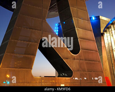Détail de l'théâtre Lowry futuriste, Salford Quays, Manchester, Royaume-Uni, crépuscule améliore la structure illuminée Banque D'Images