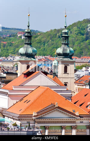 Kostel sv. Havla a Stare Mesto (UNESCO), Praha, Ceska republika / Eglise de Saint-Havel et la vieille ville (UNESCO), Prague, République tchèque, braqué z Prasne BRA Banque D'Images