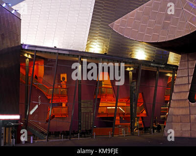 Détail de l'théâtre Lowry futuriste, Salford Quays, Manchester, Royaume-Uni, crépuscule améliore la structure illuminée Banque D'Images