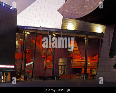 Détail de l'théâtre Lowry futuriste, Salford Quays, Manchester, Royaume-Uni, crépuscule améliore la structure illuminée Banque D'Images