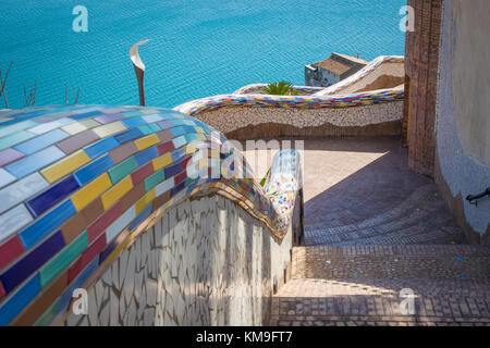 Vietri sul mare (un petit village près de la côte d'Amalfi, Italie) : mosaïque de l'architecture de l'élément escalier , et d'une mer bleue en arrière-plan Banque D'Images