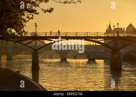 Le lever du soleil sur le Pont des Arts, Pont Neuf et des berges de la Seine. L'Ile de la Cité, 1e arrondissement, Paris, France Banque D'Images
