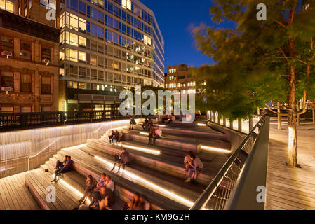 Une soirée d'été au Highline lookout (le parc High Line). La 10e Avenue, Chelsea, Manhattan, New York City Banque D'Images