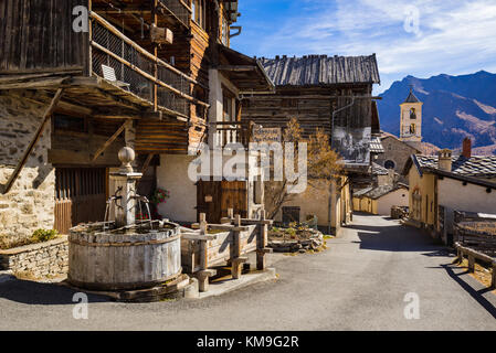 La rue principale de Saint-véran et ses maisons en bois, fontaine et église. Parc Naturel Régional du Queyras, Hautes-Alpes, Alpes, France Banque D'Images