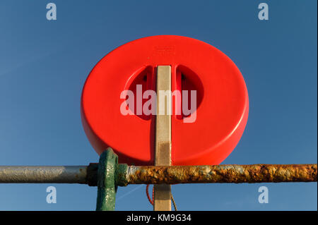 Rouge rond gareautrain fort contre le ciel bleu Banque D'Images