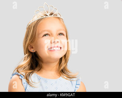 Portrait of a cute little girl wearing a princess crown Banque D'Images