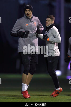 Dejan Lovren de Liverpool (à gauche) et Alberto Moreno lors d'une session de formation à Melwood Terrain d'entraînement, Liverpool. Banque D'Images