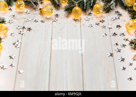 Noël arrière-plan avec une guirlande lumineuse blanche sur table en bois avec les branches de l'arbre de Noël, des étoiles et de la neige. maison de vacances idée pour l'hiver po Banque D'Images