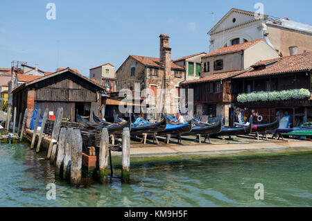 Ajouter de nouvelles étiquettes gondoles en construction au Squero di San Trovaso gondola boatyard Dorsoduro Venice Banque D'Images