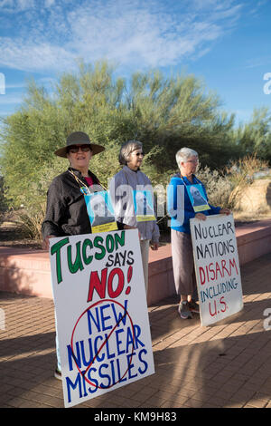 Tucson, Arizona - les militants de la paix se rassemblent à l'entrée de la base aérienne Davis-Monthan pour protester contre la guerre, les drones et les armes nucléaires. Banque D'Images