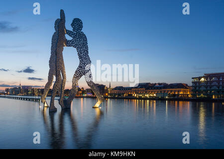 Spree, molécule hommes par l'artiste Jonathan Borofsky, Berlin , Allemagne Banque D'Images