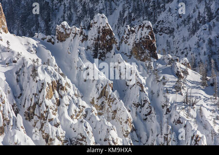 La neige recouvre les formations géologiques fin sur les roches sédimentaires du grand canyon de la Yellowstone à grand view point dans le parc national de Yellowstone, 13 janvier 2017 dans le Wyoming. (Photo de jacob w. Frank via planetpix) Banque D'Images