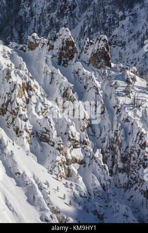 La neige recouvre les formations géologiques fin sur les roches sédimentaires du grand canyon de la Yellowstone à grand view point dans le parc national de Yellowstone, 13 janvier 2017 dans le Wyoming. (Photo de jacob w. Frank via planetpix) Banque D'Images