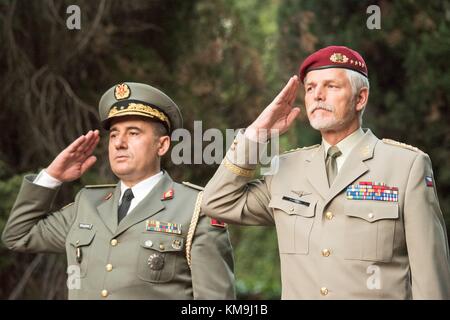 Chef du personnel général albanais bardhyl kollcaku (à gauche) et l'Organisation du Traité de l'Atlantique Nord (OTAN), le président du comité militaire petr pavel salue le garde d'honneur albanais au cours de la cérémonie d'ouverture de le comité militaire de l'Otan en session des chefs d'état-major, 15 septembre 2017 à Tirana, Albanie. (Photo de po1 dominique a. planetpix pineiro via) Banque D'Images