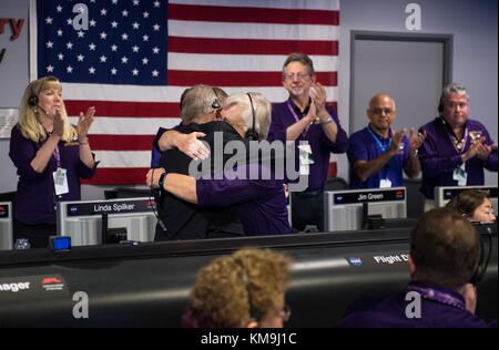 Gestionnaire du programme Cassini earl le maïs (à gauche) et l'exploitation du satellite de la mission Cassini manager de l'équipe julie webster embrasser après la sonde Cassini a effectué son dernier plongeon dans SATURNE au cours de la fin de la mission Cassini-huygens au Jet Propulsion Laboratory de la nasa le 15 septembre 2017 à Pasadena, en Californie. (Photo par Joel kowsky via planetpix) Banque D'Images