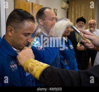 Un prêtre orthodoxe russe bénit les premiers membres de l'équipage de l'expédition spatiale internationale de la NASA 53 (G-d) l'astronaute américain Joe Acaba, le cosmonaute russe Alexander Misurkin de Roscosmos et l'astronaute américain Mark Vande Hei avant leur lancement à bord du vaisseau spatial Soyouz MS-06 à l'hôtel Cosmonaut le 12 septembre 2017 à Baïkonour, au Kazakhstan. (Photo de Bill Ingalls via Planetpix) Banque D'Images