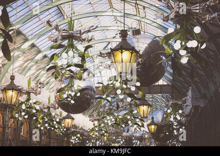 Décorations en GUI suspendues dans le hall de marché de Covent Garden, Londres Banque D'Images