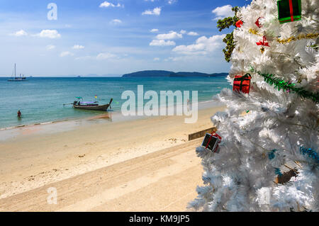 La plage ao nang, THAÏLANDE - 25 décembre 2012 : arbre de Noël en face de la plage Ao nang le jour de Noël dans la province de Krabi, Thaïlande du sud Banque D'Images