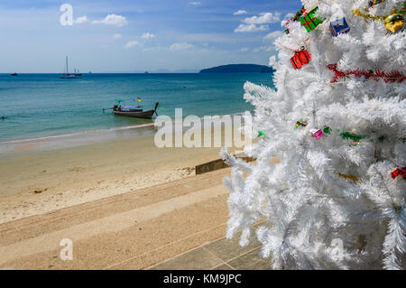 La plage ao nang, THAÏLANDE - 25 décembre 2012 : arbre de Noël en face de la plage Ao nang le jour de Noël dans la province de Krabi, Thaïlande du sud Banque D'Images