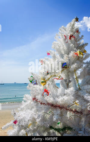 La plage ao nang, THAÏLANDE - 25 décembre 2012 : arbre de Noël en face de la plage Ao nang le jour de Noël dans la province de Krabi, Thaïlande du sud Banque D'Images