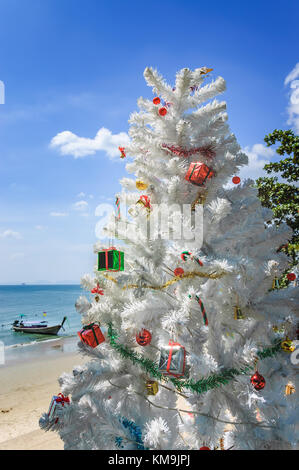 La plage ao nang, THAÏLANDE - 25 décembre 2012 : arbre de Noël en face de la plage Ao nang le jour de Noël dans la province de Krabi, Thaïlande du sud Banque D'Images