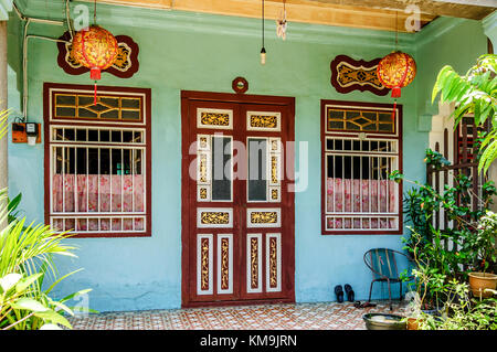 Penang, Malaisie - septembre 3, 2013 : chinois peint en rangée avec porte décorative et lanternes chinoises dans la ville historique de George Town Banque D'Images