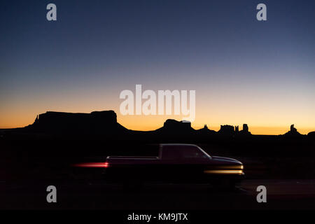 Les Navajos commencez la journée avec le magnifique lever du soleil et les lumières de la villes mobiles dans le désert Banque D'Images