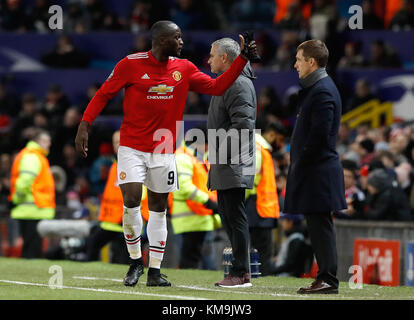 Romelu Lukaku Manchester United salue les fans comme il quitte le terrain au cours de l'UEFA Champions League match à Old Trafford, Manchester. Banque D'Images