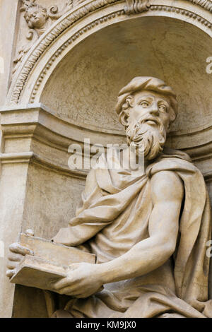 Statue à la Santa Casa de Lorette, un grand pèlerinage de Hradcany, Prague, d'une figure la tenue d'un texte sacré Banque D'Images